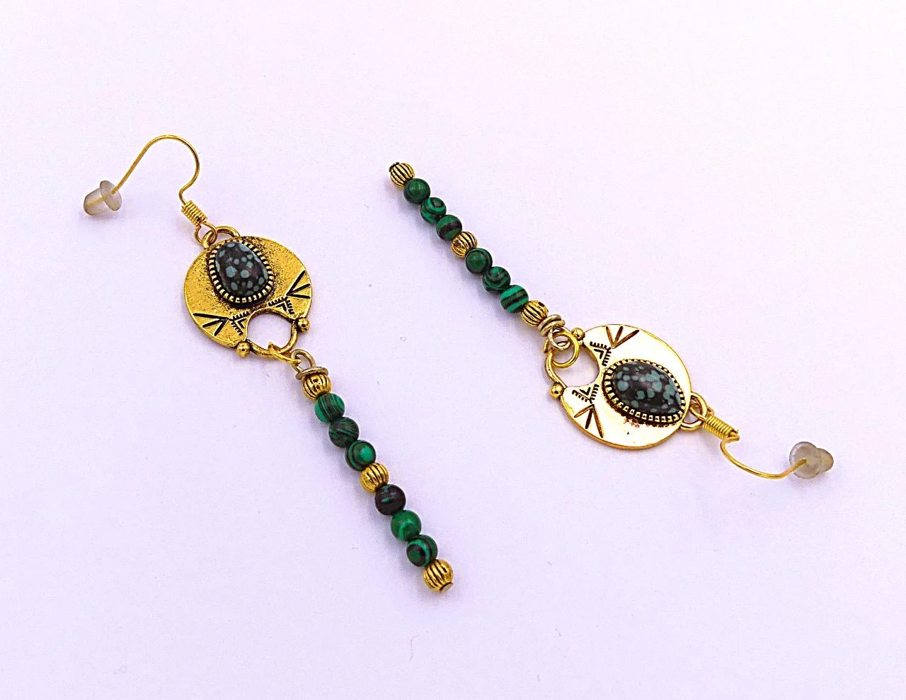 Pendientes de metal dorado, malaquita, hechas a mano, creación única – photo 2